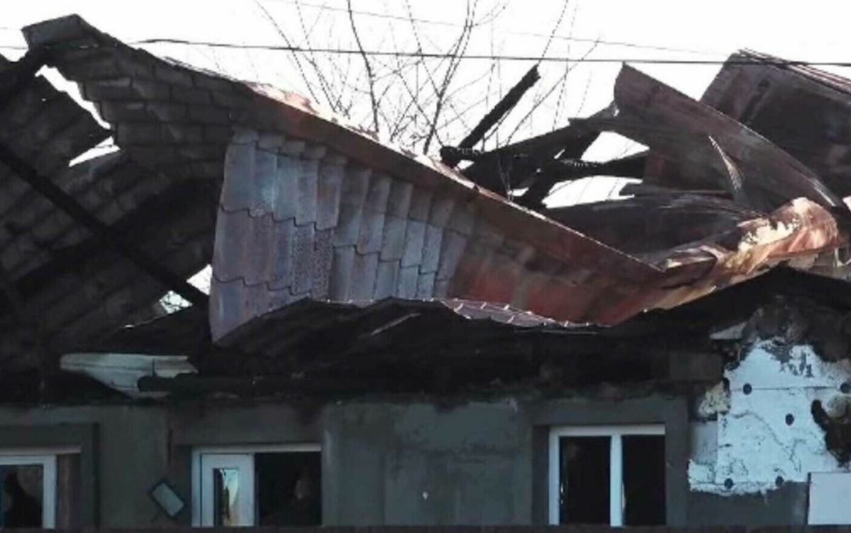 Un incendiu violent a distrus casa unei familii din Mureș. Familia așteaptă un bebeluș peste patru luni