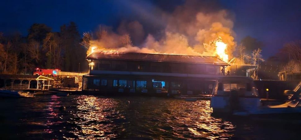 Incendiu la un celebru restaurant de fițe din București! „Taverna Racilor” de pe Lacul Snagov, în flăcări – FOTO, VIDEO
