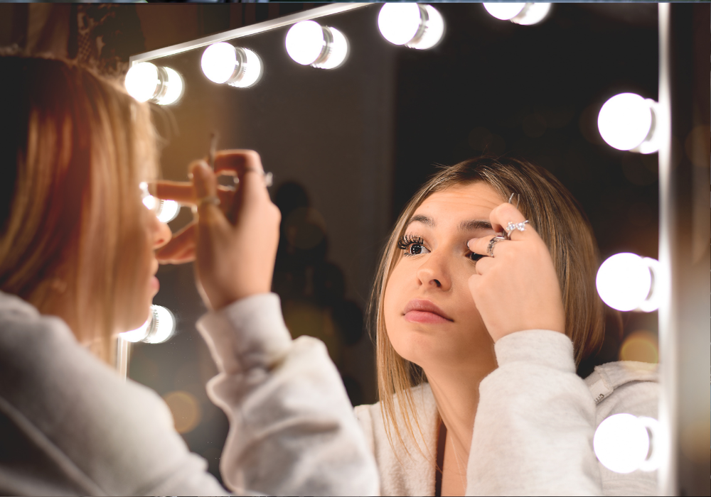 Pe lista ta de dorințe din acest an se află o oglindă de make-up? Alege un model de calitate de la Mobatelier