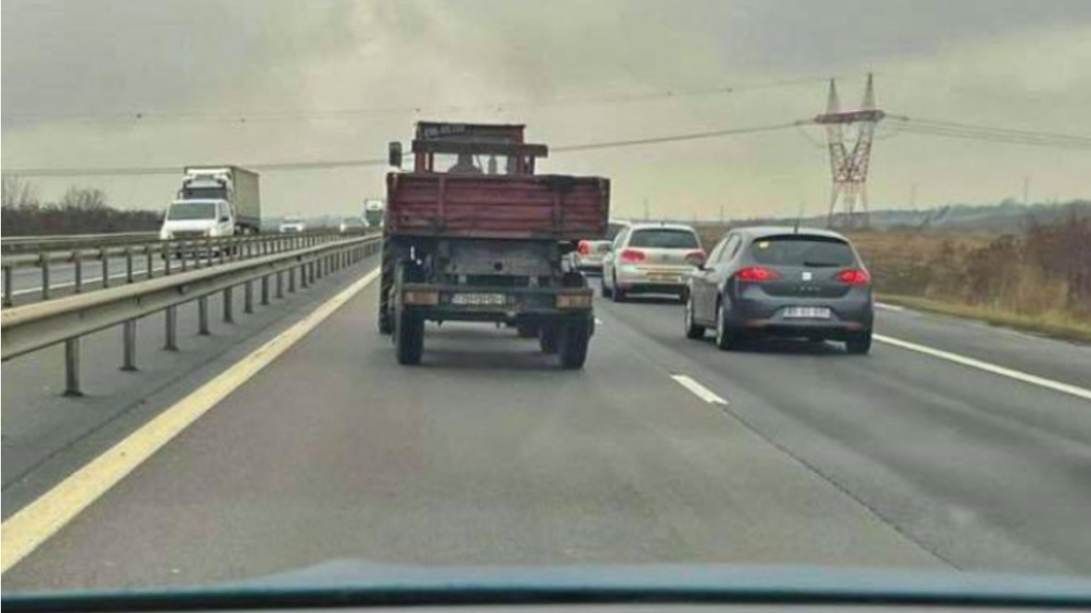 Un șofer beat, cu utilajul agricol pe autostradă. Ce alcoolemie avea conducătorul auto