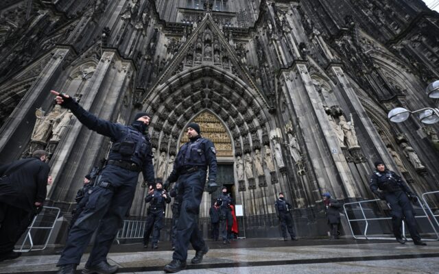 Trei islamişti bănuiţi că ar fi implicaţi într-un atentat asupra catedralei din Koln în seara de Anul Nou au fost arestați