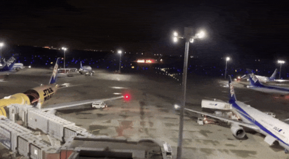 O aeronavă cu peste 300 de pasageri la bord a luat foc în timpul aterizării – VIDEO