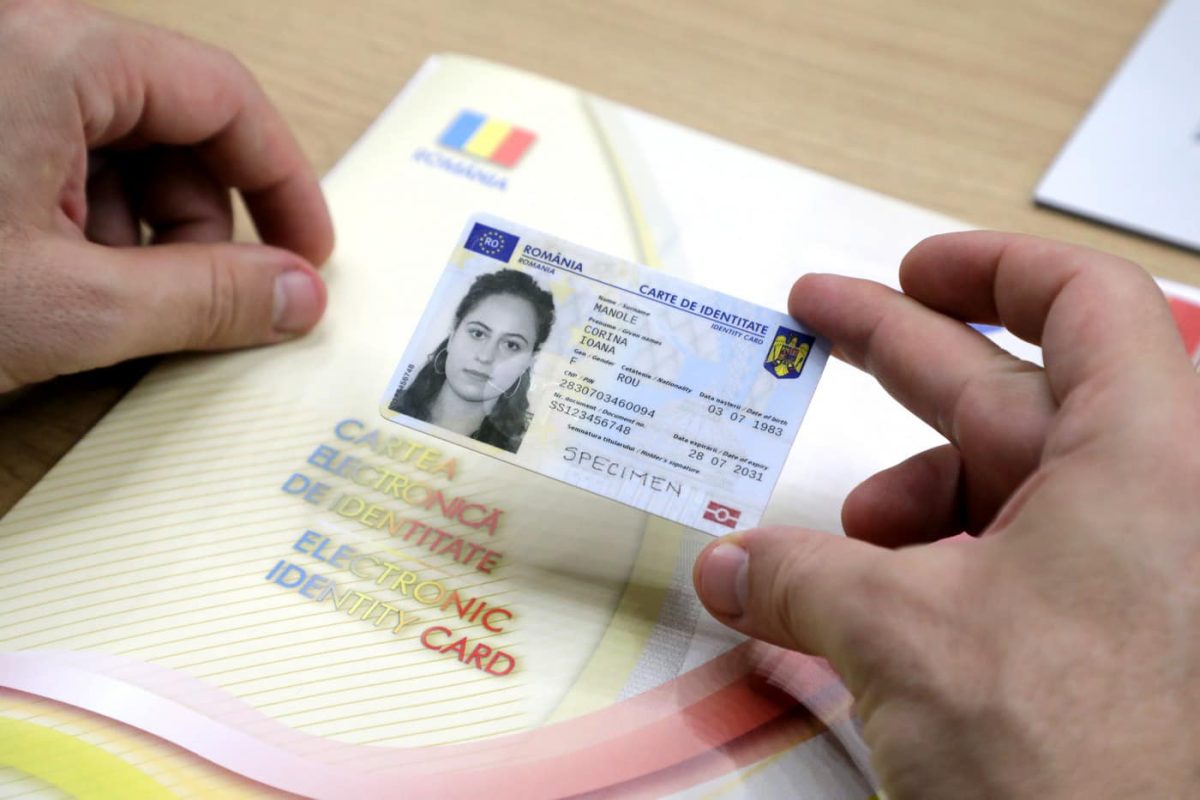 Este oficial, se schimbă cărțile de identitate. Klaus Iohannis a promulgat legea