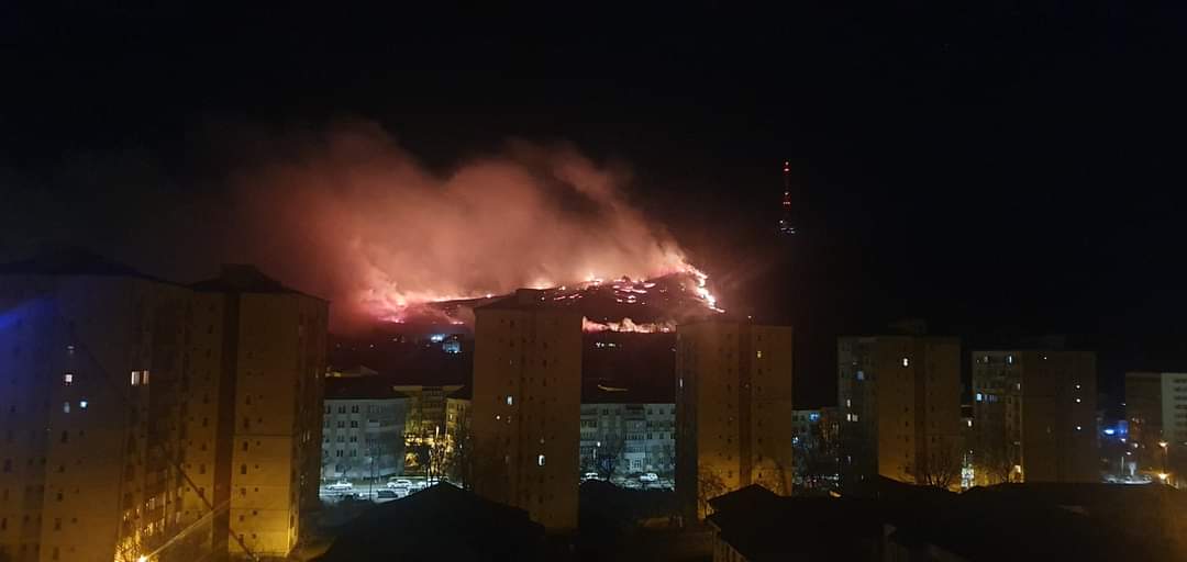 Incendiu la Neamț. Culmea muntelui Pietricica a ars ca o torță din cauza artificiilor