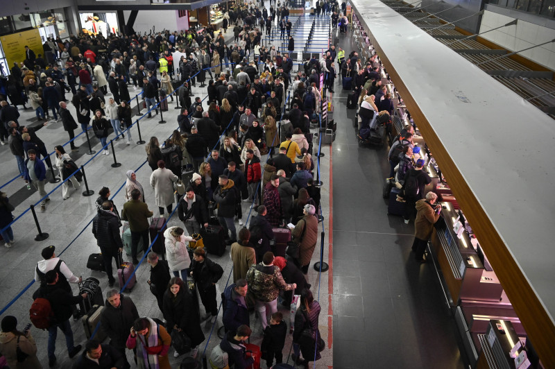 Kosovo a scăpat de vizele pentru Schengen. Sute de persoane au luat cu asalt aeroportul pentru a călători în UE