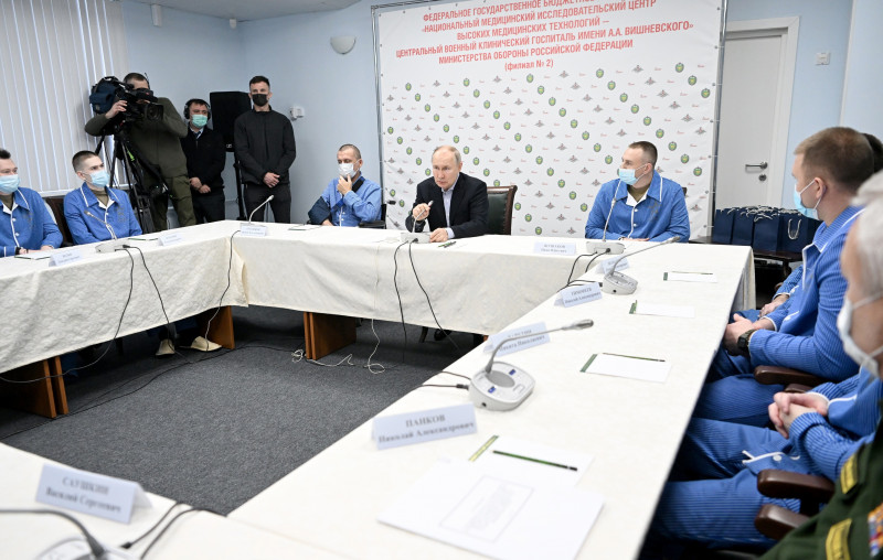 Vladimir Putin, vizită la Spitalul Militar din Rusia. Președintele a discutat cu un grup de soldați răniți în război