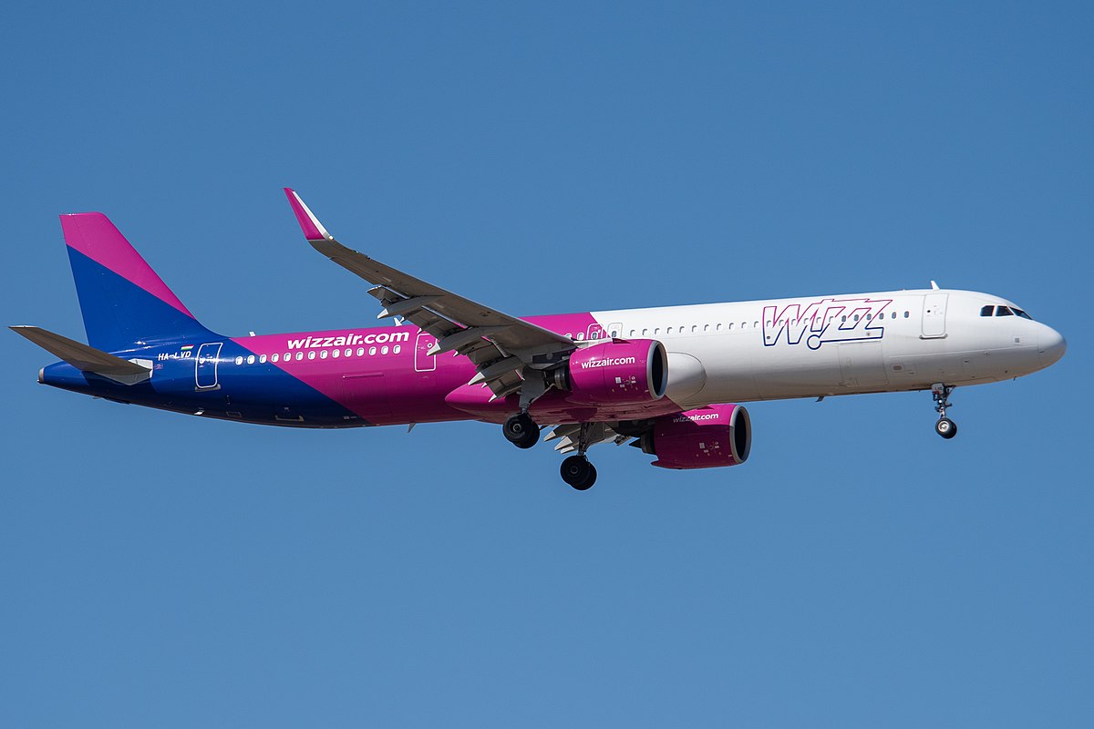 Zeci de pasageri WizzAir au rămas pe aeroportul Brașov, după ce compania a schimbat aeronava cu una mai mică