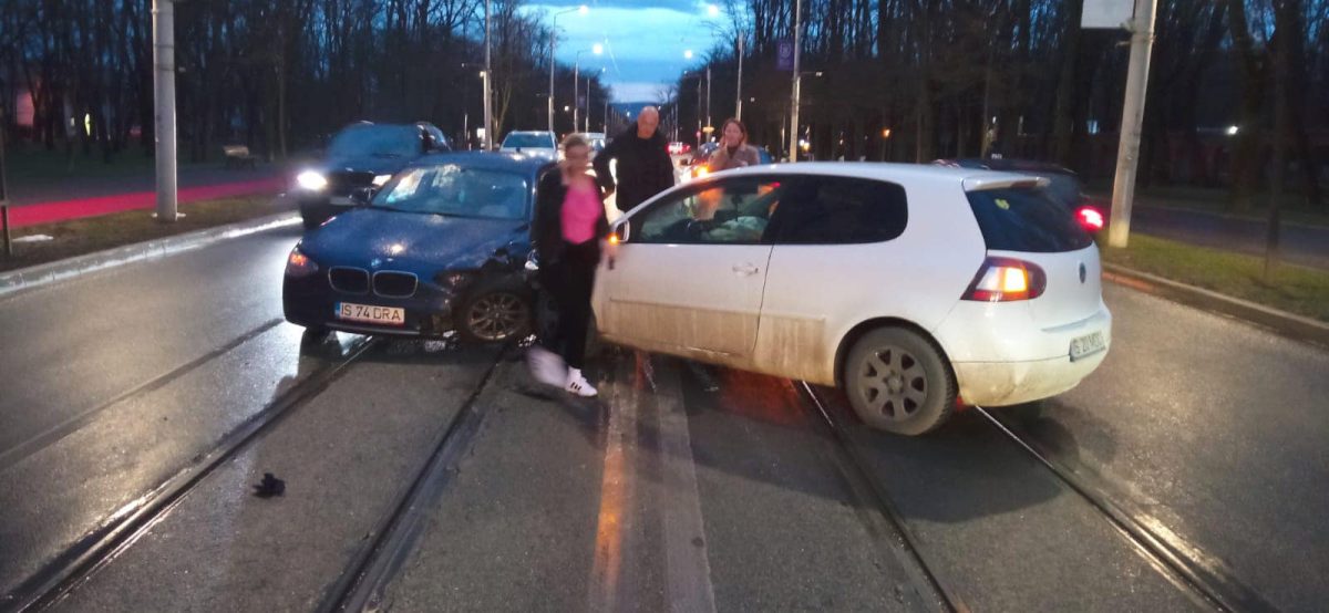Accident rutier în Copou! Două autoturisme au fost implicate în coliziune, iar circulația tramvaielor a fost afectată