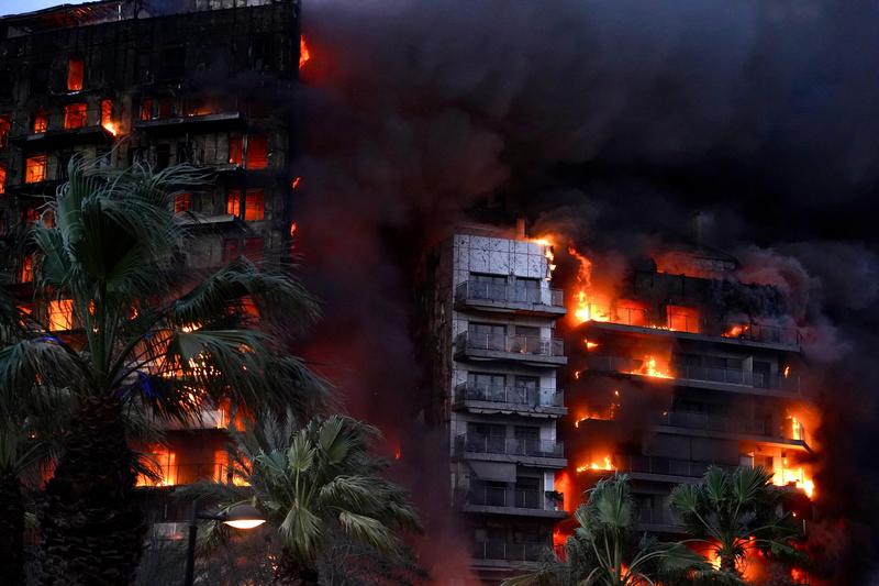 Doi cetățeni români au murit în incendiul de la blocul din Valencia, a anunțat Ministerul Afacerilor Externe