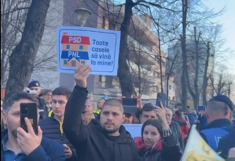 AUR a organizat un protest împotriva „risipirii banului public” în fața fostului sediu al PNL şi ALDE, la „viitoarea locuinţă care i se pregăteşte lui Klaus Iohannis”