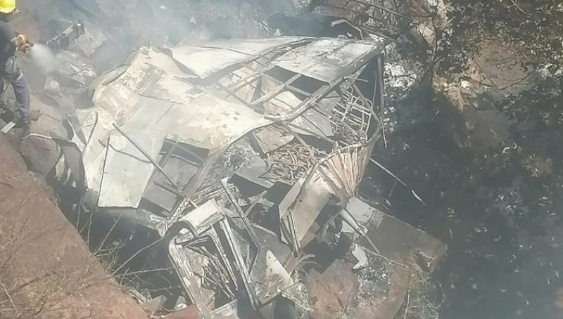 45 de persoane, aproape toţi pasagerii unui autobuz, au murit într-un accident rutier grav