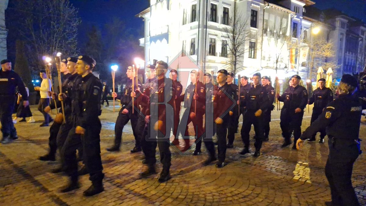 Jandarmii din Iași se retrag cu torțe spre Palatul Culturii. Instituția sărbătorește 174 de ani de la înființare – FOTO, VIDEO
