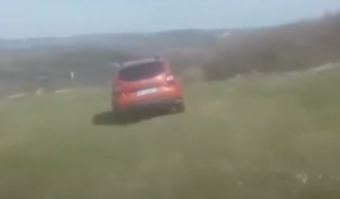 Primar prins în fapt cu amanta, pe câmp, în mașina primăriei – VIDEO