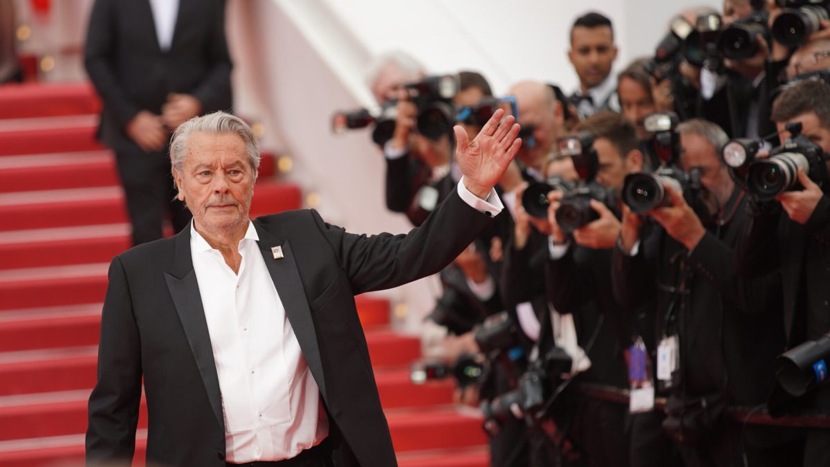 Alain Delon, ajuns la vârsta de 88 de ani, a fost plasat sub tutelă judiciară. Care este averea actorului