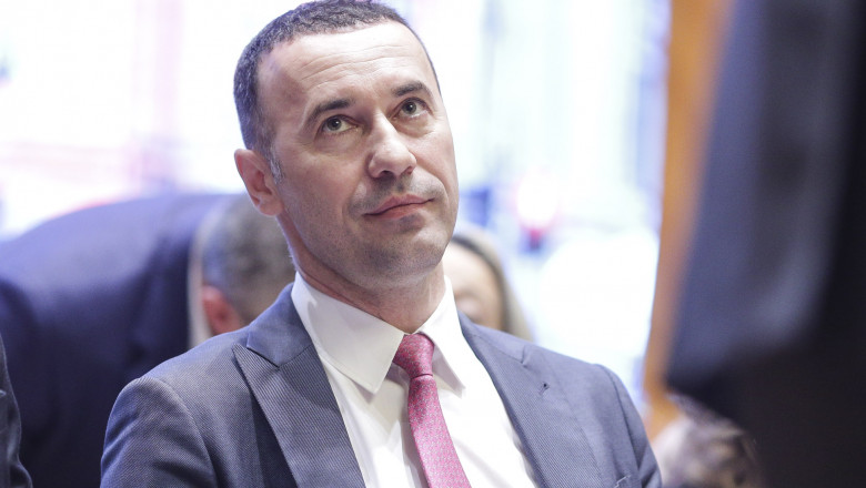Iulian Dumitrescu, care este acuzat de procurorii DNA de luare de mită şi fals în declaraţii, a depus semnăturile şi dosarul de candidat