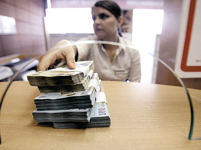 Românii au o datorie de 7.200 de lei! Este impactul resimțit în mod direct de toată lumea