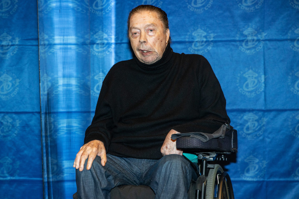 Tim Curry, din „Singur Acasă 2”, este imobilizat în scaunul cu rotile. Apariție rară a celebrului actor