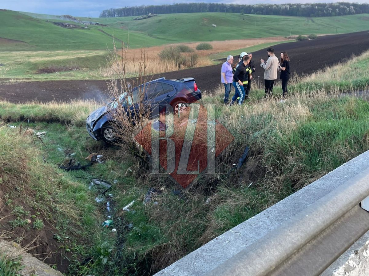 Accident rutier cu trei victime în județul Iasi! Un autoturism a părăsit partea carosabilă și s-a răsturnat