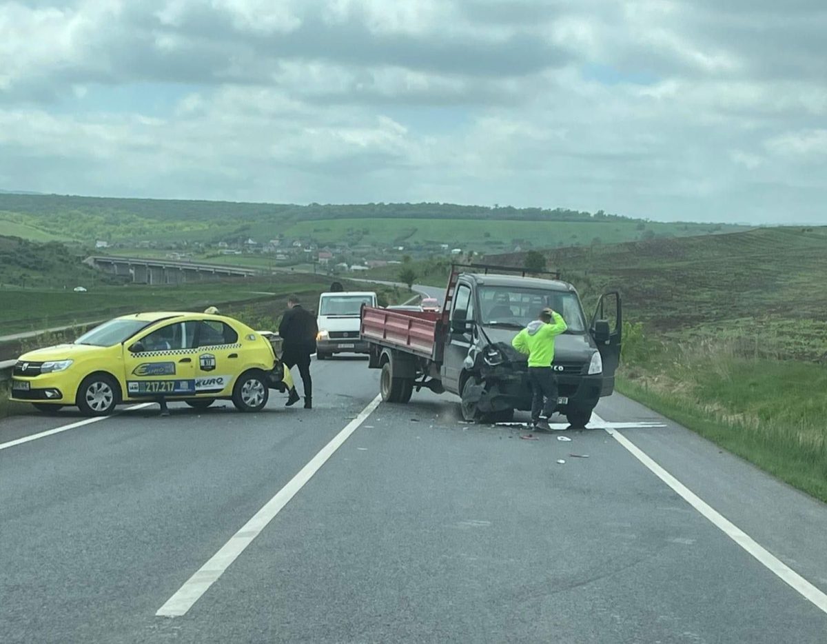 Accident rutier pe Centura Iașului. Un taxi și o camionetă s-au izbit