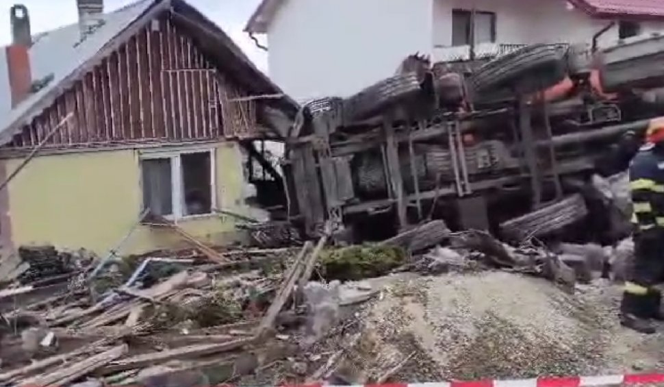 Accident grav în Suceava ! O basculantă s-a răsturnat și a distrus o casă – FOTO