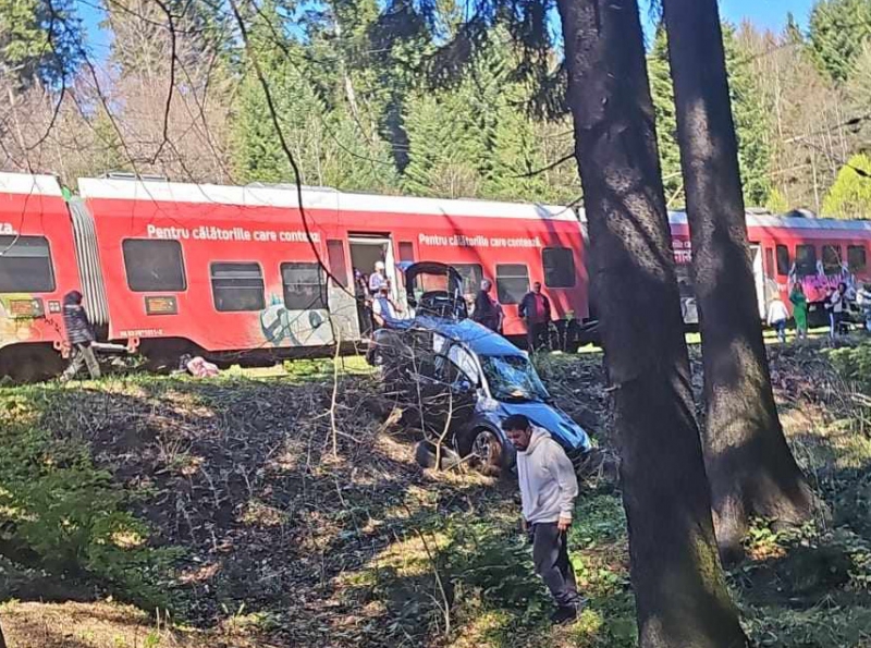 O mașină a Ambasadei Indiei a fost spulberată de tren în Brașov
