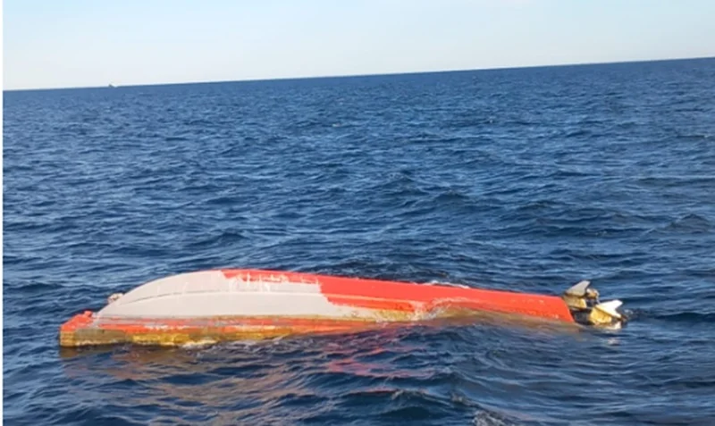 Barcă răsturnată în Marea Neagră, în apropiere de Tuzla