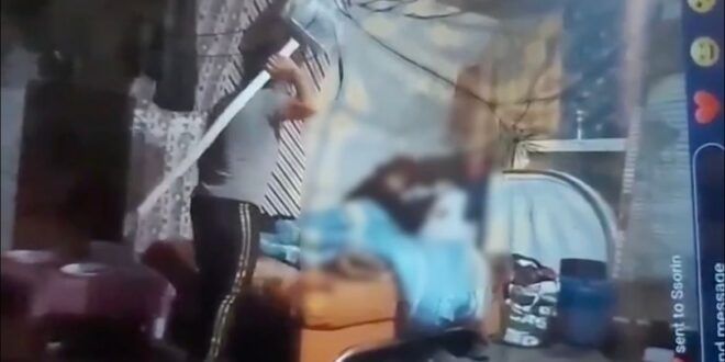 Imagini șocante cu o mamă ce își lovește în repetate rânduri fiica cu probleme psihice – VIDEO