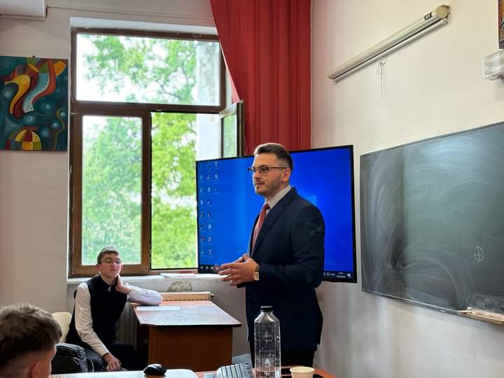 Judecătorul Costică Ciocan, prezent la un eveniment alături de elevii de la Seminarul Teologic Liceal Ortodox ,,Sfântul Vasile cel Mare” – FOTO