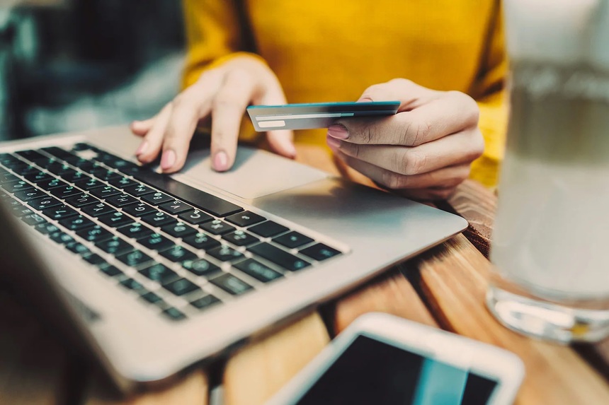 Atenție, ieșeni! Fraudele online continuă, iar polițiștii transmit care sunt regulile de siguranță