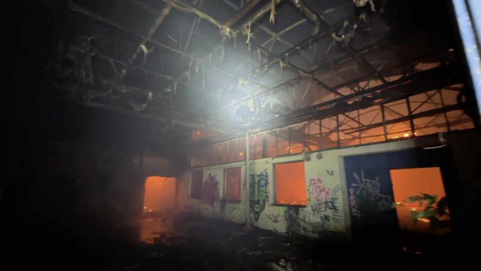 Fumul degajat de incendiul puternic din Bucureşti este toxic! Precizări de la ISU şi Directorul ANM