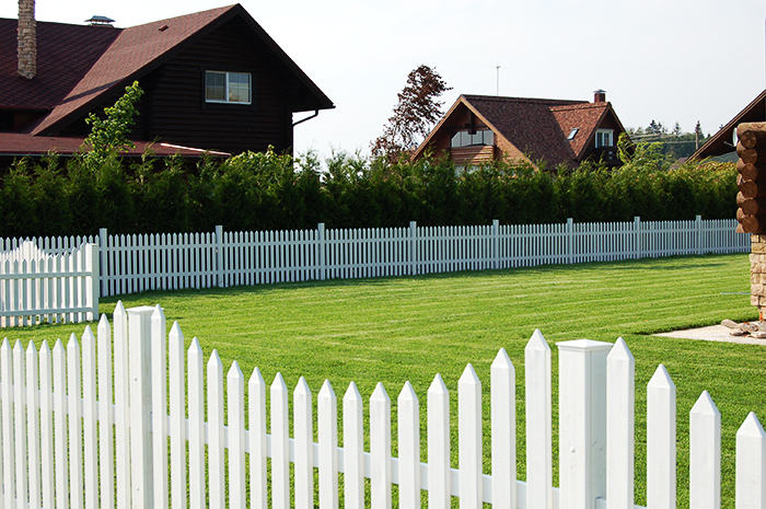Cine plătește dacă se strică gardul dintre vecini. Legea pe care nu toți românii o cunosc