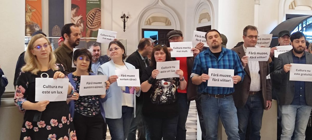 Grevă japoneză la Palatul Culturii Iași. Sindicaliștii: „20 de ani de discriminare, nesustenabilitate, stare de rău, lehamite și uitare” – UPDATE, FOTO