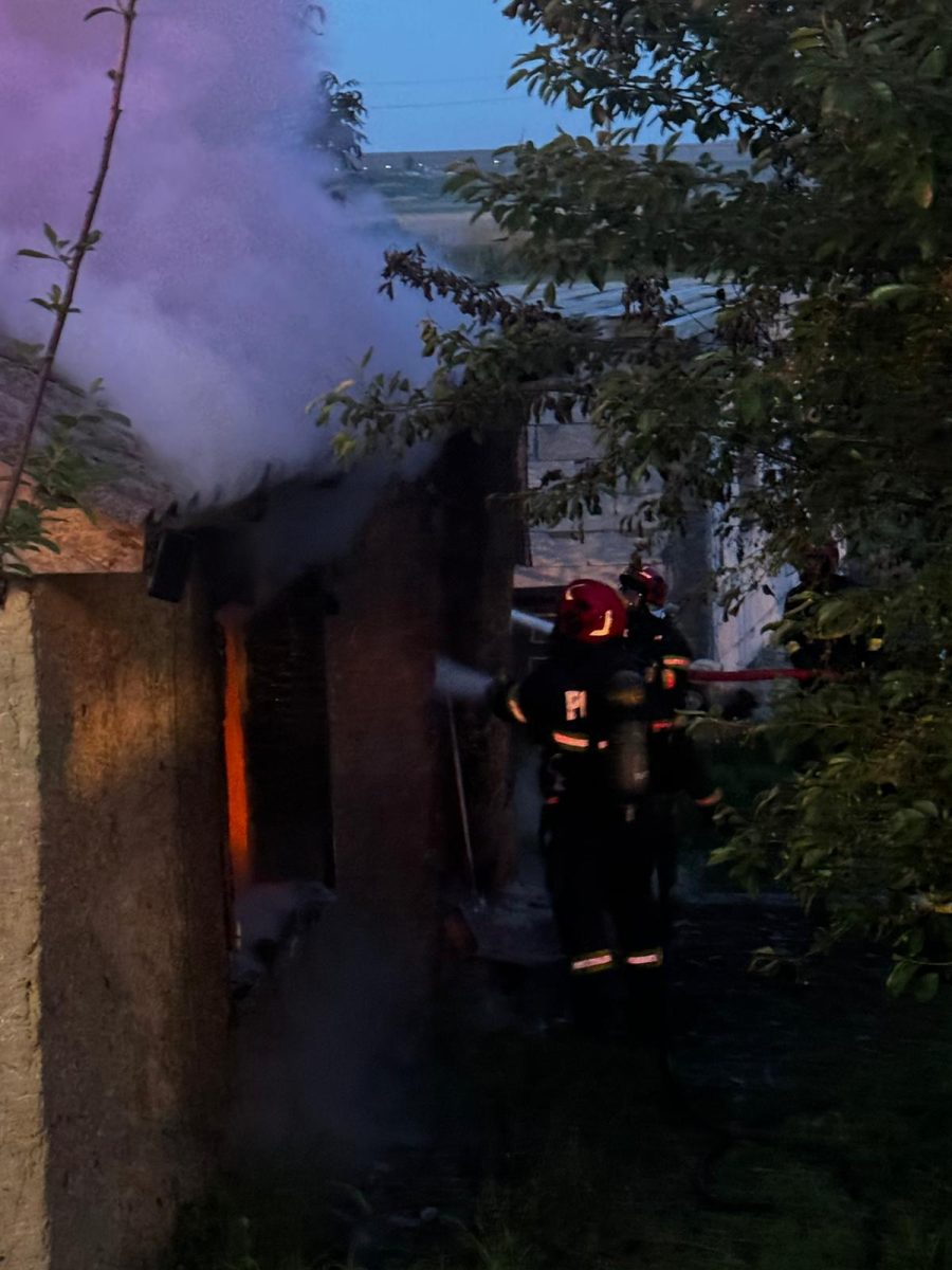 Incendiu în comuna Movileni. O casă a fost cuprinsă de flăcări
