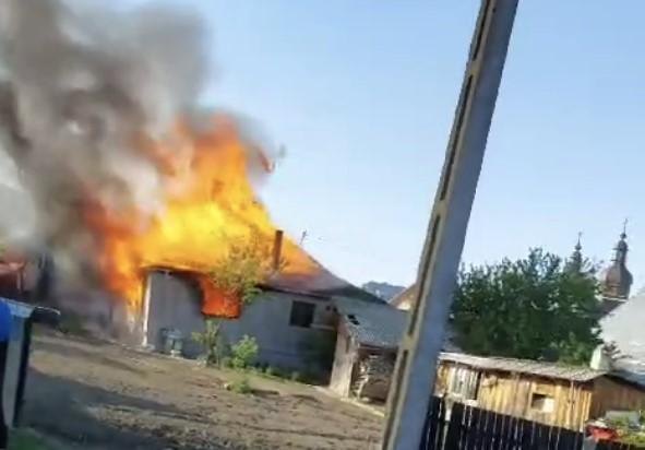 Incendiu la Mănăstirea Văratec! Două case au fost distruse – VIDEO