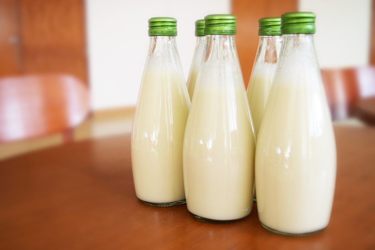 Alertă alimentară în magazine! Lapte pasteurizat infectat cu gripă aviară