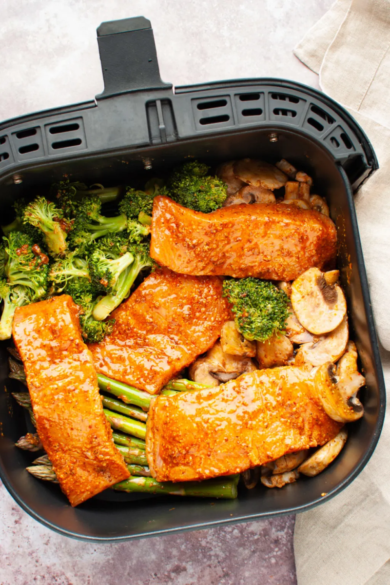 Cea mai bună rețetă de legume cu somon la Airfryer! O rețetă delicioasă pe care o poți face la friteuza cu aer cald