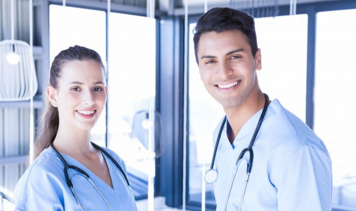 România rămâne fără specialiști! Țara care oferă tinerilor medici până la 10.000 de euro pe lună