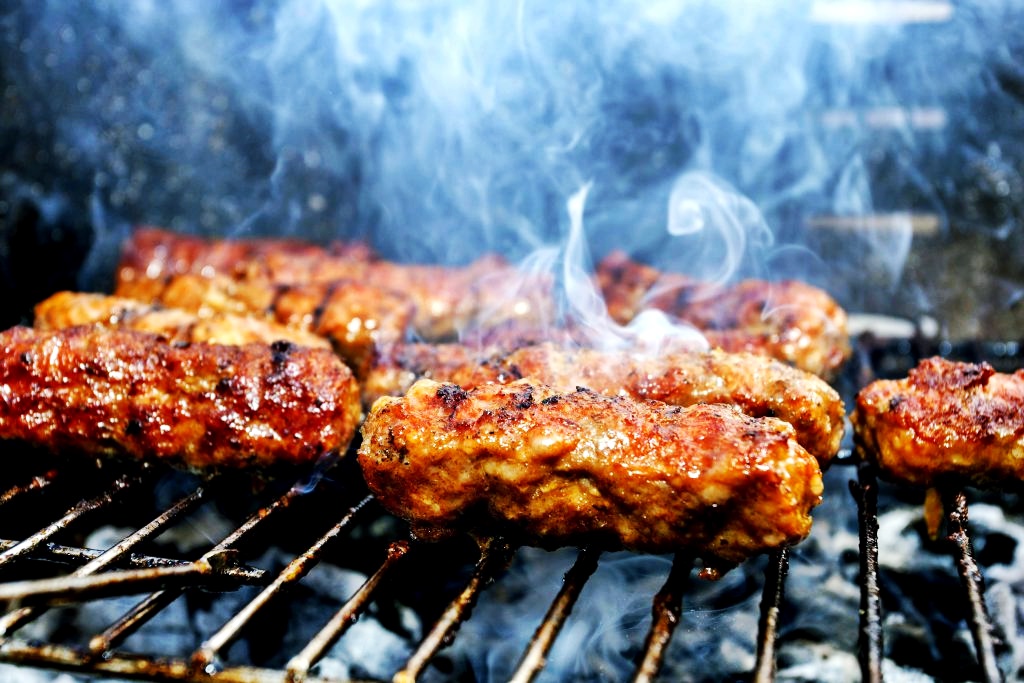 Iată cât costă un kilogram de mici în 2024. Cât vor scoate din buzunar românii pentru grătarele de 1 Mai