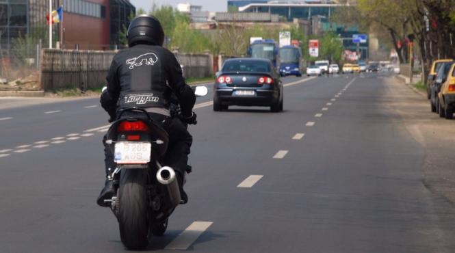Vești importante pentru conducătorii de motociclete şi mopede. Iată ce nu mai sunt obligați să facă