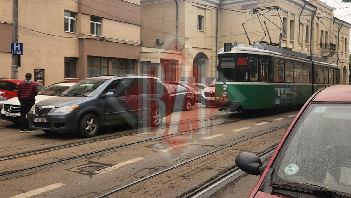 Bizoni în traficul ieşean. Un şofer a blocat un tramvai pe strada Cuza Vodă – UPDATE, FOTO