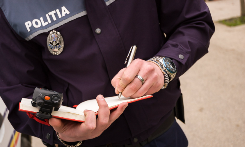 Un agent de poliție a sesizat o faptă de dare de mită, la Call-center anticorupție