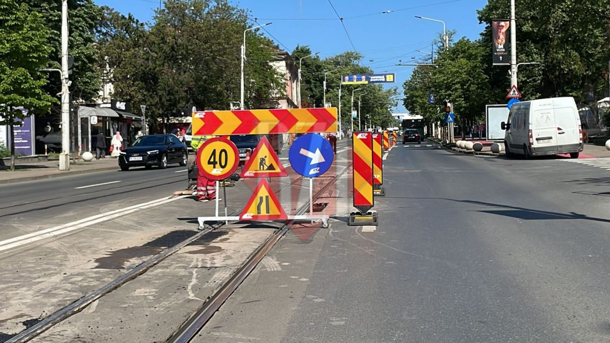Circulația tramvaielor spre Copou este oprită. Echipele de la CTP repară asfaltul de lângă linii – FOTO