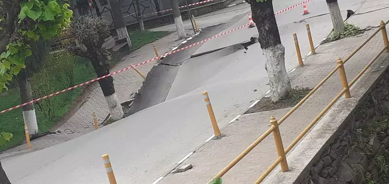 Situație critică în România! O stradă s-a surpat pe o suprafaţă mare! Oamenii sunt evacuați din locuințe – VIDEO