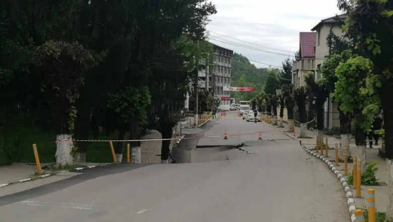 S-a aflat cauza prăbușirii străzii din Slănic. Prefectul de Prahova a răbufnit la adresa Consiliului Judeţean