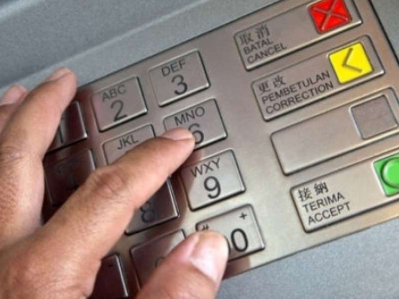 Ce se întâmplă dacă apeși tasta 6 la bancomat: Puțină lume știe acest lucru!