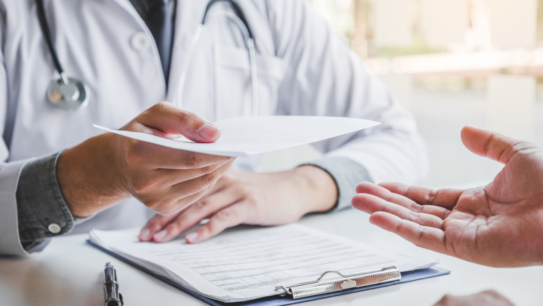 Românii, din ce în ce mai revoltați de „taxa pe boală.” Cât trebuie să plătească cei care au nevoie de concediu medical