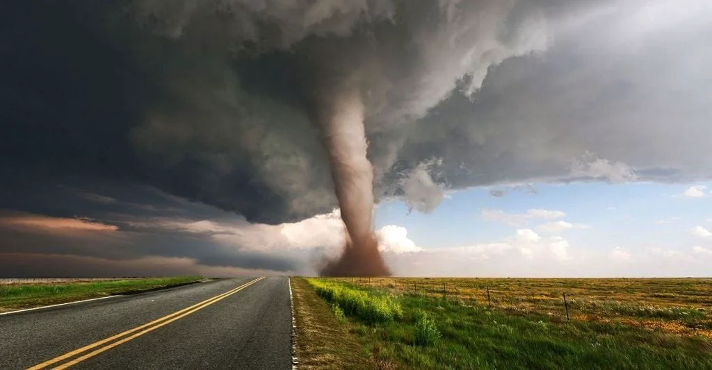 Localitatea devastată de peste 100 de tornade în 24 de ore. Cel puțin cinci oameni au murit – VIDEO