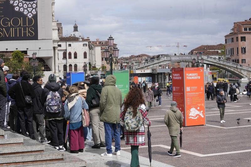 Turiștii trebuie să știe acest aspect important! Taxa pe care trebuie să o plătească pentru a intra în Veneția