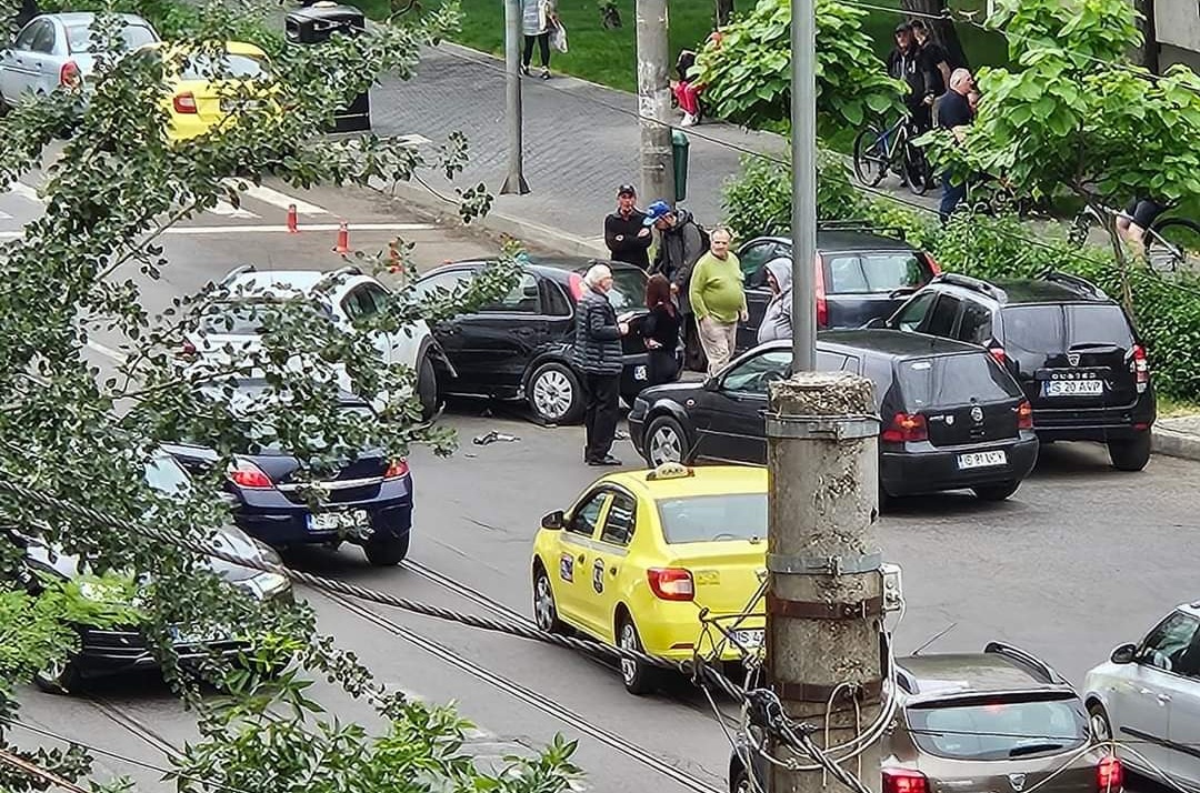 Accident rutier în Iași. Două autoturisme au intrat în coliziune în Alexandru cel Bun