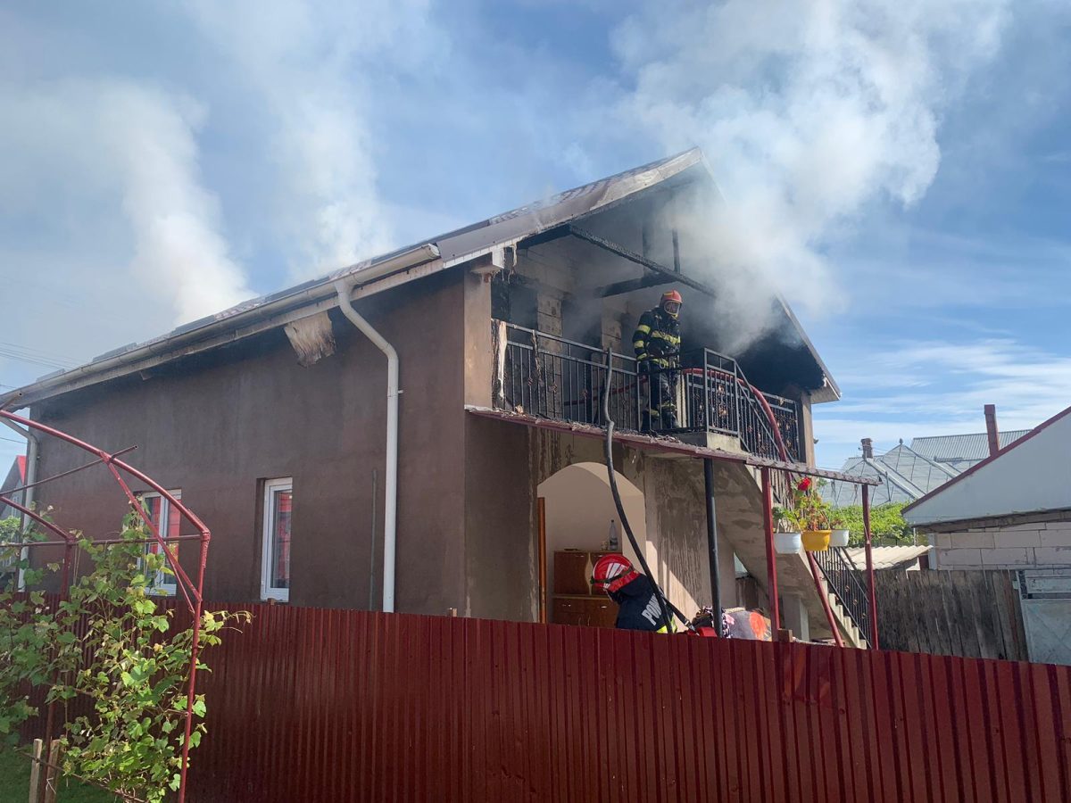 Incendiu în Lunca Pașcani! O casă a fost cuprinsă de flăcări – FOTO